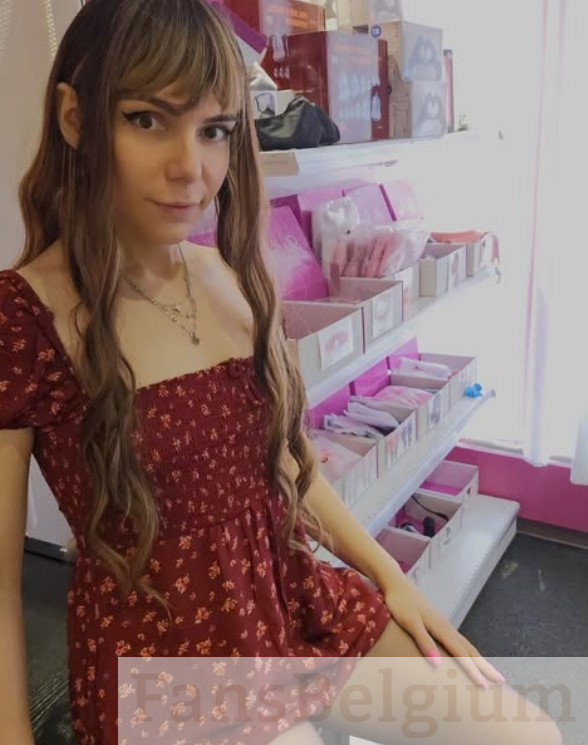 Sissy Joyce @sissyjoyce OnlyFans model afbeelding in rode sexy jurk