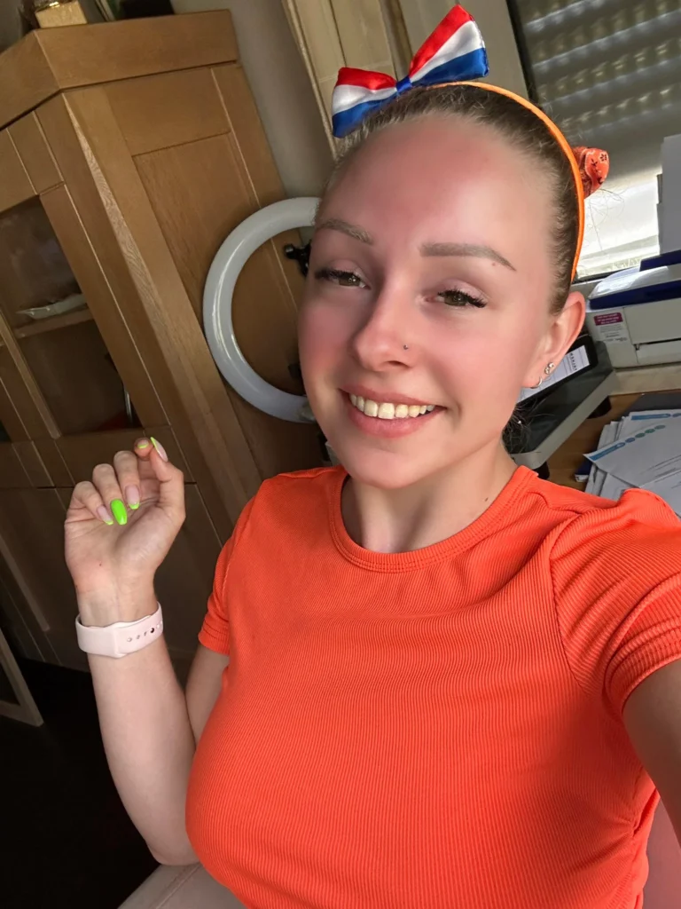 Sandra Sterling @sandrasterling OnlyFans-modelfoto in oranje top
