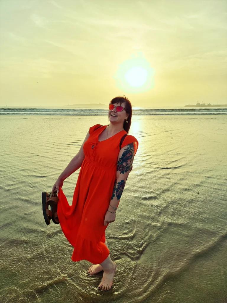 Miss Sofie R. @miss-sofie-r Onlyfans modelfoto in rode jurk op het strand
