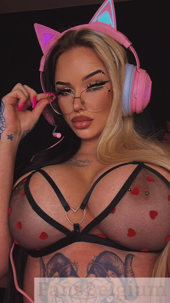 Kayley Wouters @kayleywouters Onlyfans model foto die haar grote borsten laat zien