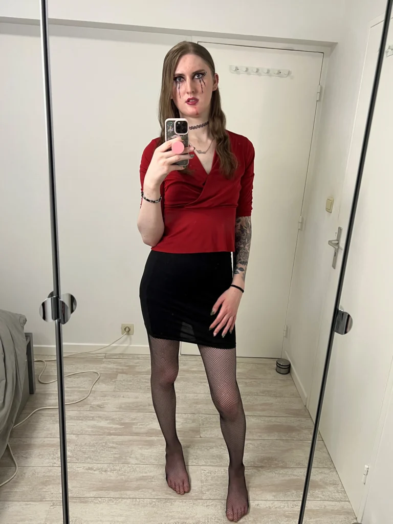 Lincia VanSay @linciatrans foto van het OnlyFans model in sexy kantooroutfit