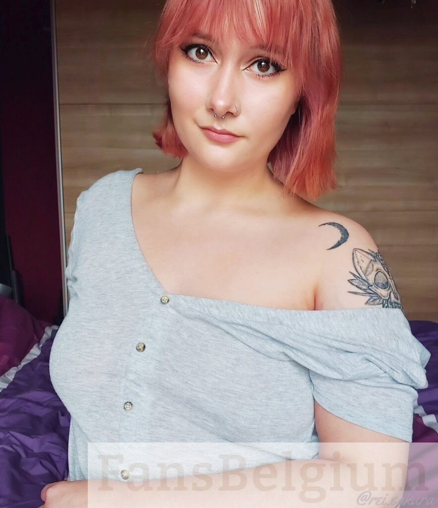 Rei Sakura @rei.sakura OnlyFans model foto in bed met een grijze top