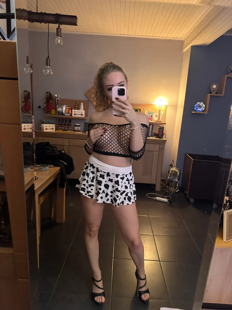 Sandra Sterling @sandrasterling OnlyFans-modelfoto die haar borsten bedekt