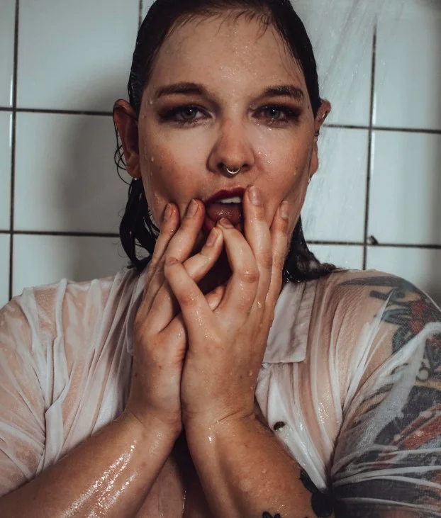 Miss Sofie R. @miss-sofie-r Onlyfans modelfoto aan het douchen