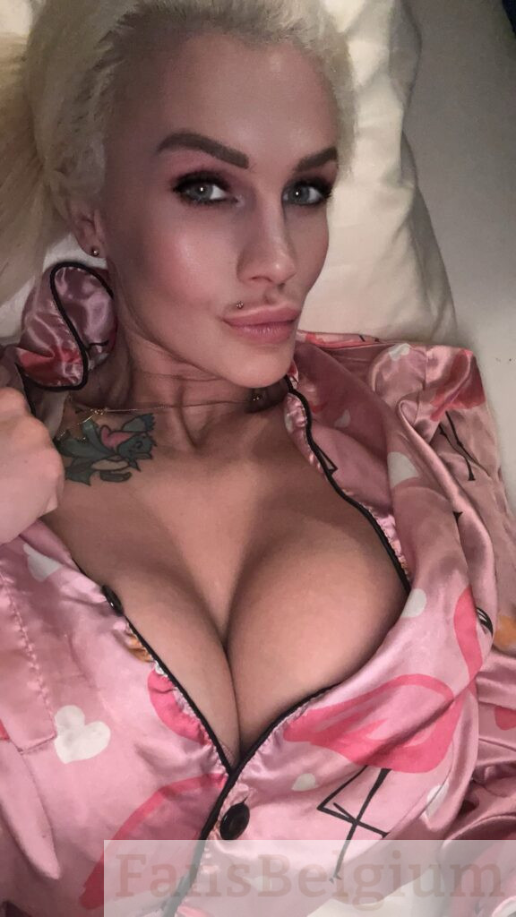 Cindy Battlecat Dandois @cindydandois OnlyFans model foto die haar décolleté laat zien