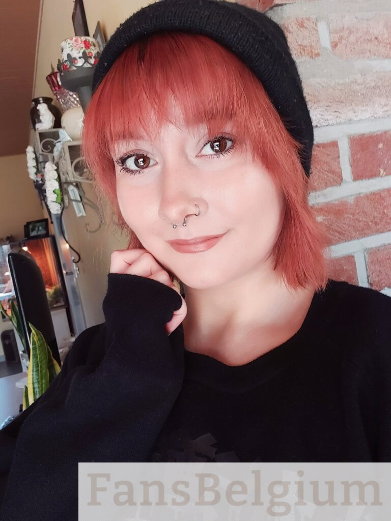 Rei Sakura @rei.sakura OnlyFans model foto in zwarte trui