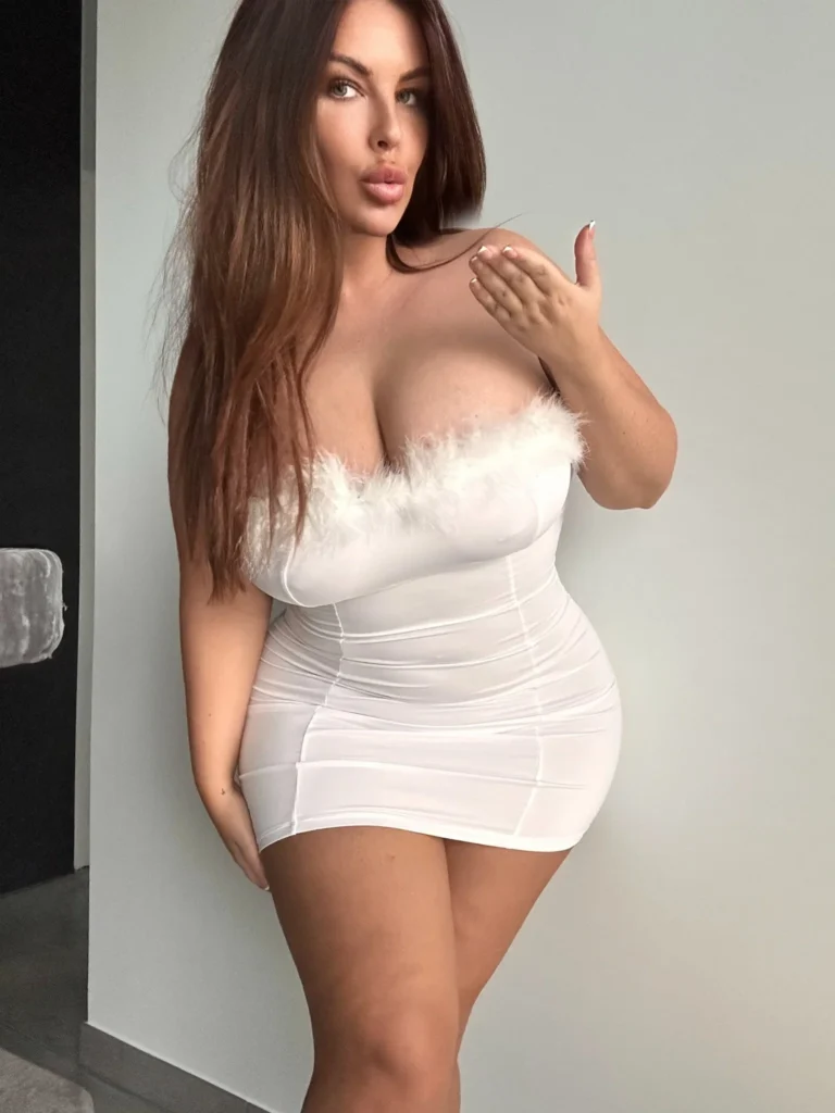 Shasha @curvyshasha OnlyFans-modelfoto die haar decolleté toont