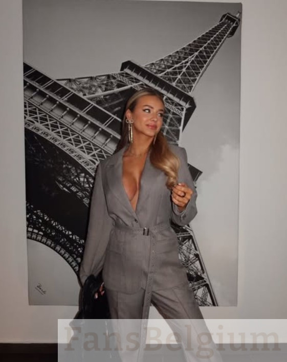 Olivia Talar @oliviatalar OnlyFans model afbeelding in grijze kleding