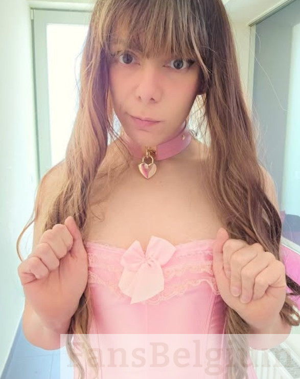 Sissy Joyce @sissyjoyce OnlyFans model afbeelding in roze sexy top