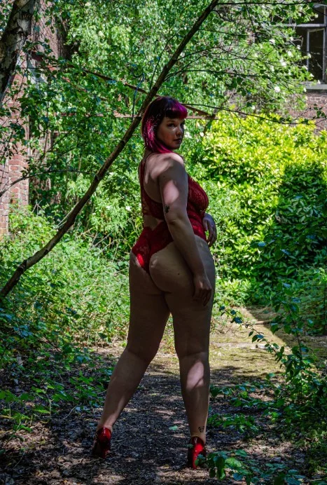 Miss Sofie R. @miss-sofie-r Onlyfans modelfoto in sexy rode een stuk lingerie