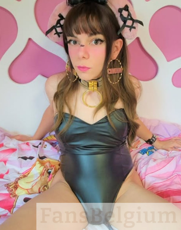 Sissy Joyce @sissyjoyce OnlyFans model afbeelding in bed met zwart sexy eenstukje