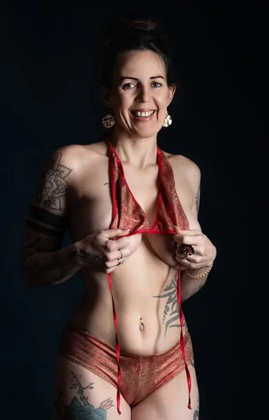 Alexandra Moreels @alexandra-moreels OnlyFans-modelfoto die haar borsten bedekt