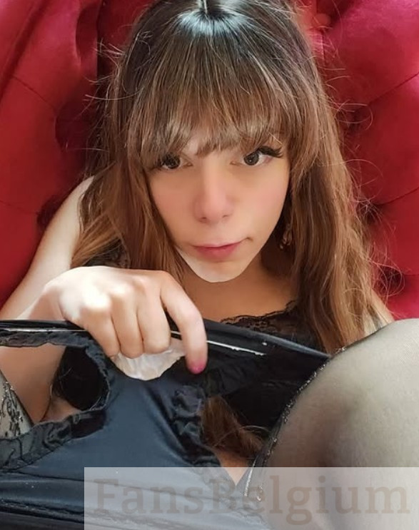 Sissy Joyce @sissyjoyce OnlyFans model afbeelding die haar zwarte slip uittrekt
