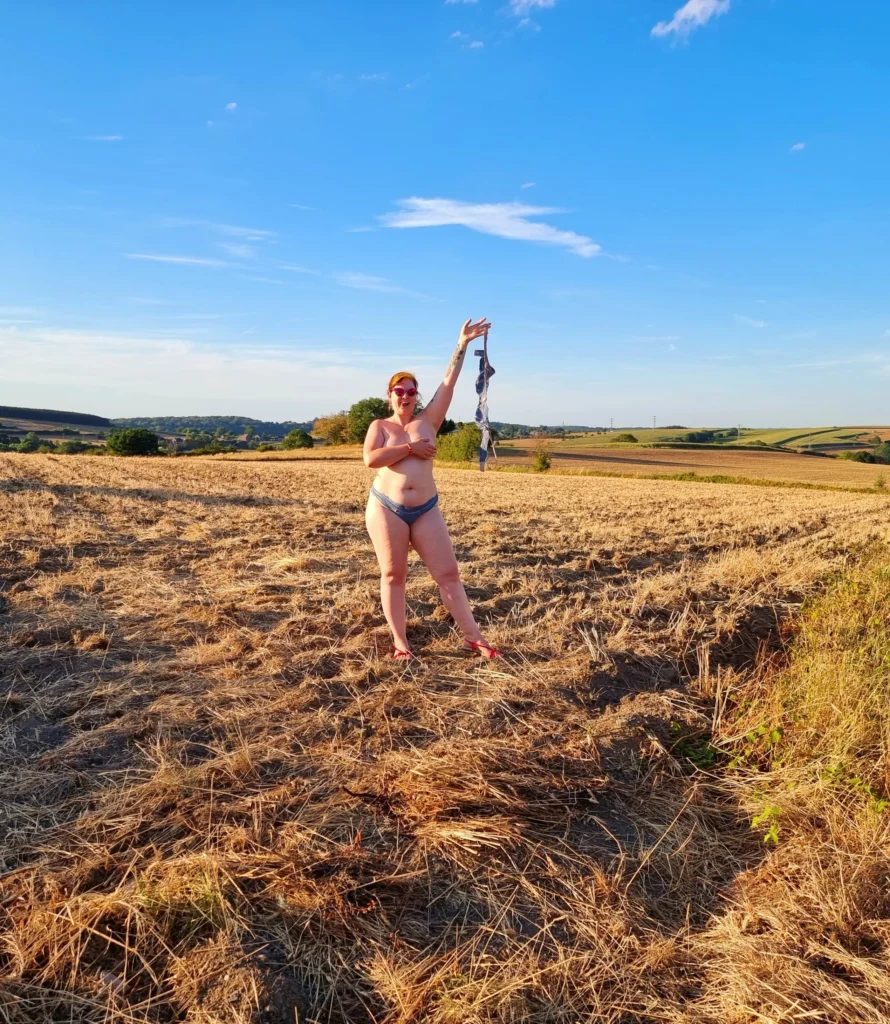 Miss Sofie R. @miss-sofie-r Onlyfans modelfoto die haar borsten bedekt