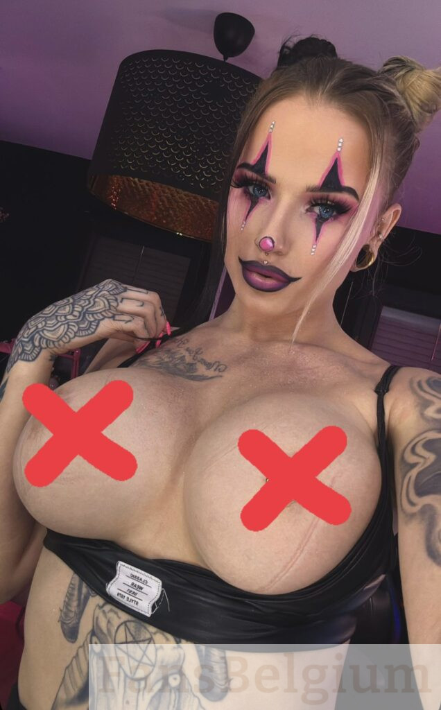 Kayley Wouters @kayleywouters Onlyfans model foto die haar grote borsten laat zien
