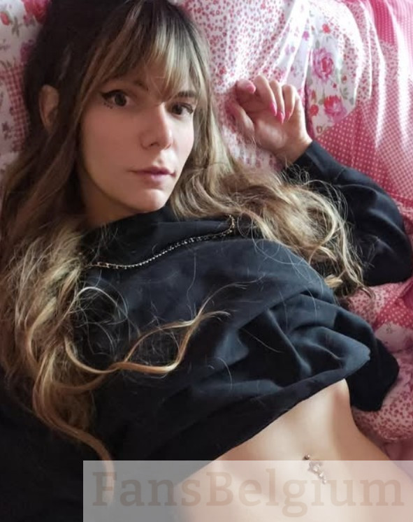 Sissy Joyce @sissyjoyce OnlyFans model afbeelding in bed met zwarte top