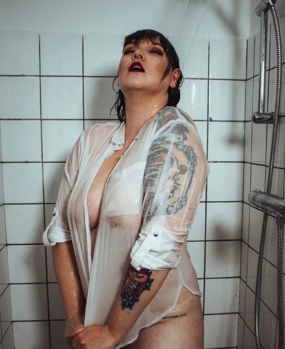 Miss Sofie R. @miss-sofie-r Onlyfans modelfoto aan het douchen waarbij ze haar grote borsten blootlegt