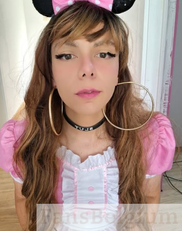 Sissy Joyce @sissyjoyce OnlyFans model afbeelding in sexy roze dienstmeisjestoestand