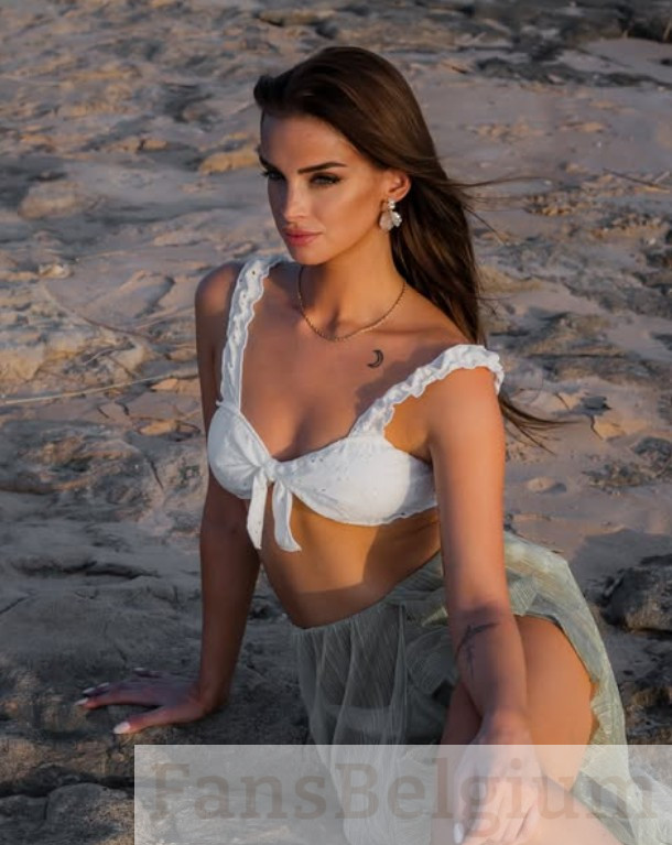 Nora Ventriglia @noraventriglia foto van het OnlyFans-model dat een witte beha draagt