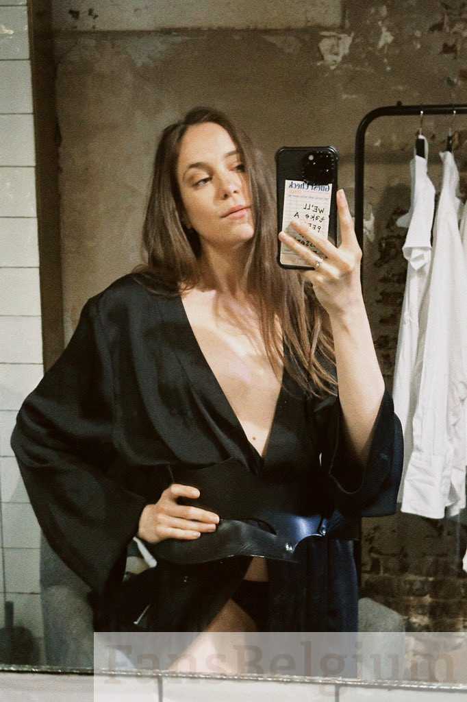 Mistress Evelyn @themrsevelyn OnlyFans model picture wearing een zwarte robe