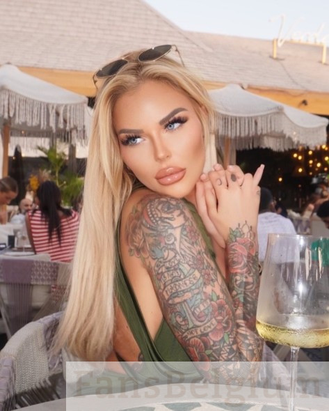 Yana Daems @yanadaems OnlyFans model picture wearing groene top
