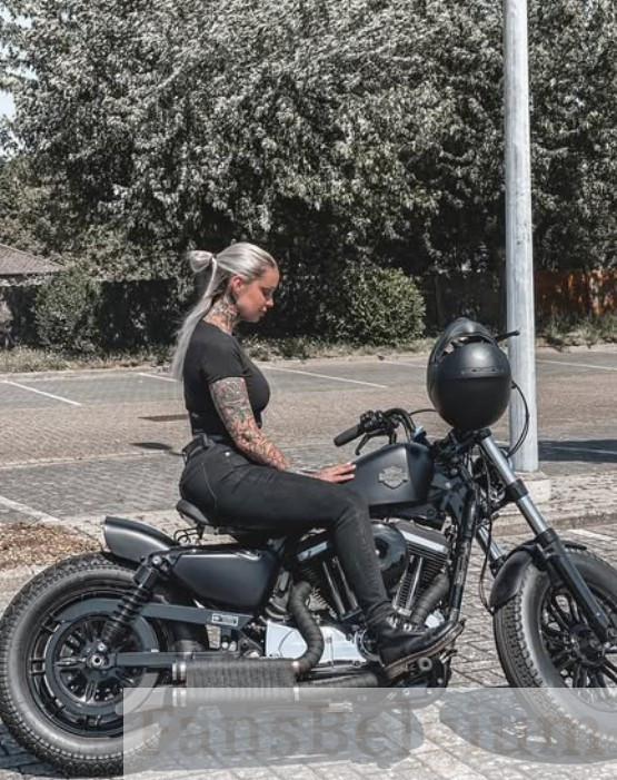 Pommeline Tillière @pommelinetilliere foto van het OnlyFans-model dat op een motorfiets rijdt