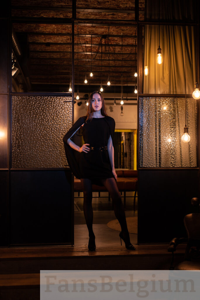 Mistress Evelyn @themrsevelyn OnlyFans model picture wearing een zwart sexy jurk