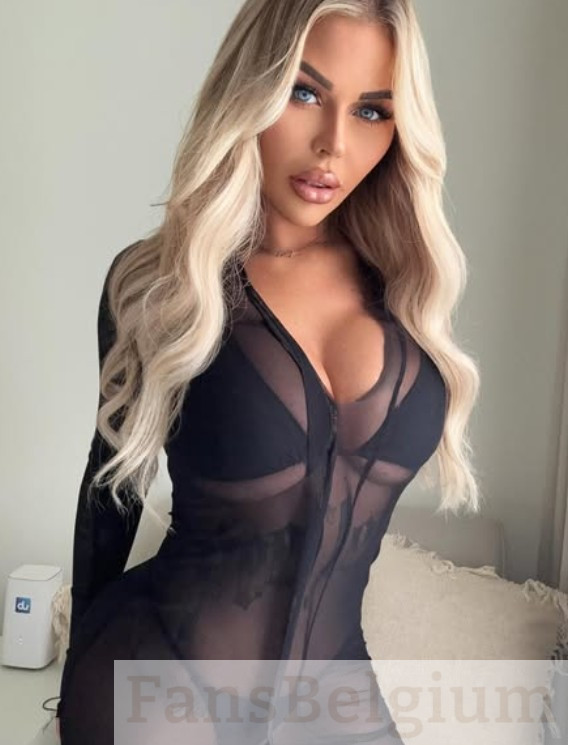 Yana Daems @yanadaems OnlyFans model picture met zwarte doorzichtige top
