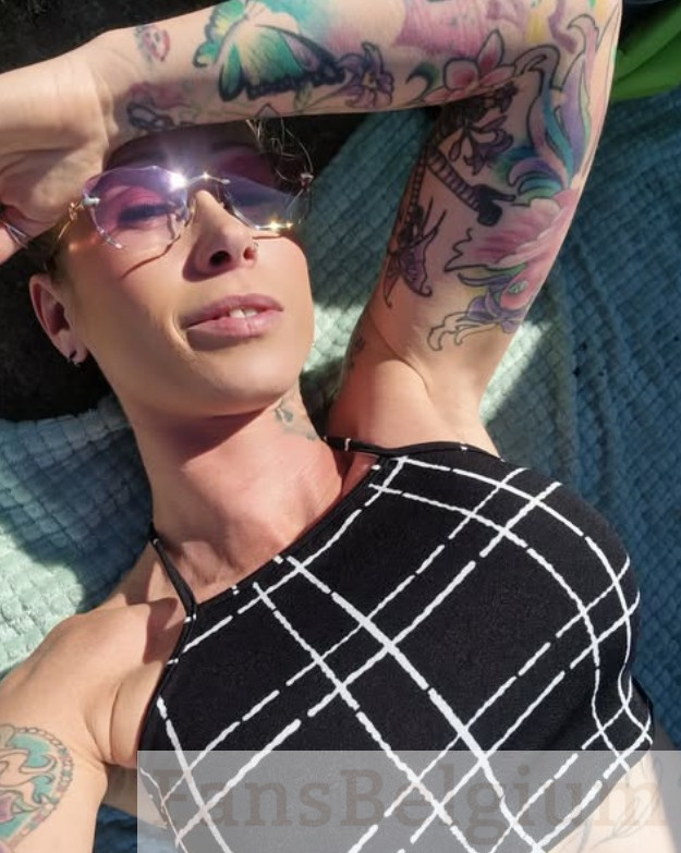Ashley More @ashleymore foto van het OnlyFans model in een zwart top