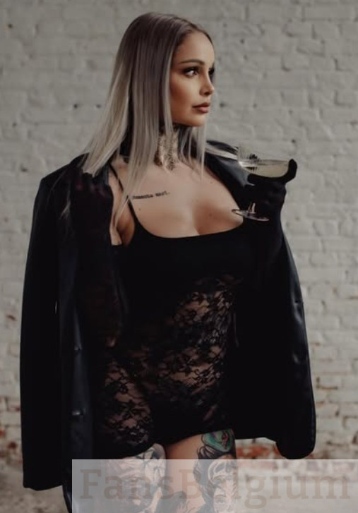 Pommeline Tillière @pommelinetilliere foto van het OnlyFans-model dat een sexy zwart strak jurkje draagt