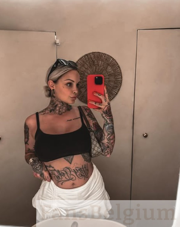 Pommeline Tillière @pommelinetilliere foto van het OnlyFans-model dat een zwart top draagt