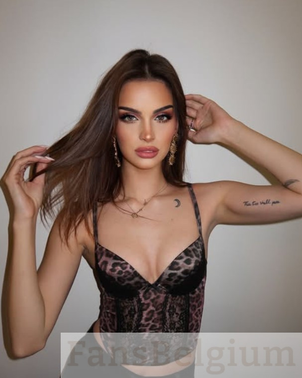 Nora Ventriglia @noraventriglia foto van het OnlyFans-model in een sexy klein topje