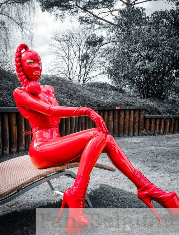Lizanne Ligatio @lizanne_l OnlyFans modelfoto, gekleed in een rode sexy latex catsuit