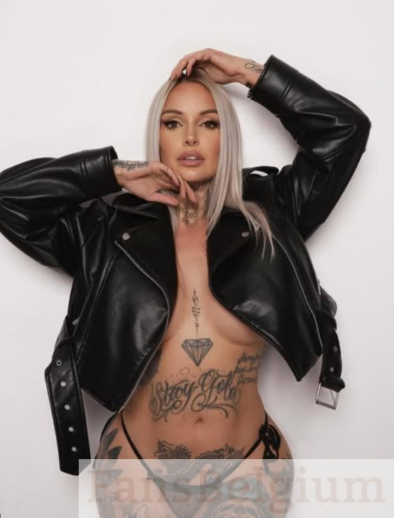 Pommeline Tillière @pommelinetilliere foto van het OnlyFans-model dat een zwarte jas en string draagt