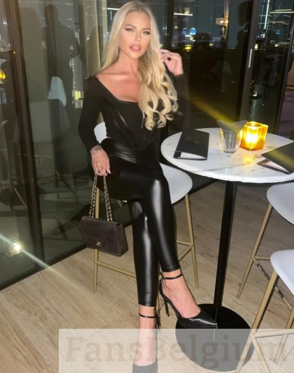Yana Daems @yanadaems OnlyFans model picture met zwarte latex sexy kleren