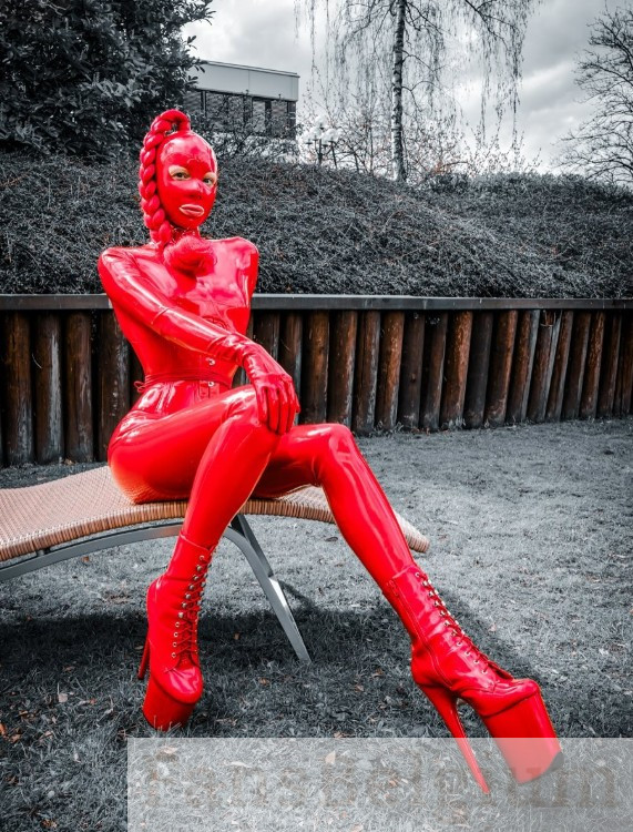 Lizanne Ligatio @lizanne_l OnlyFans modelfoto, gekleed in een rode sexy latex catsuit