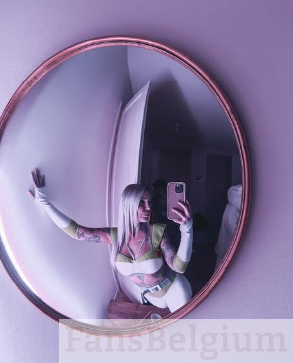 Pommeline Tillière @pommelinetilliere foto van het OnlyFans-model dat witte kleding draagt
