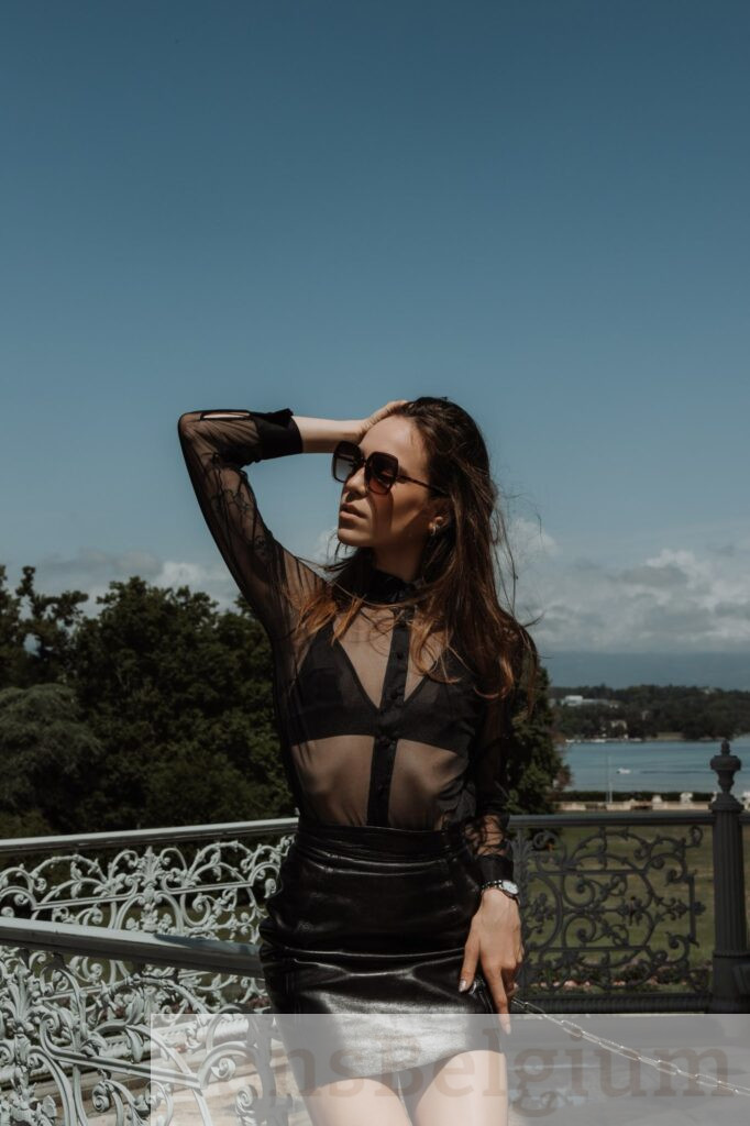 Mistress Evelyn @themrsevelyn OnlyFans model picture wearing zwarte jurk