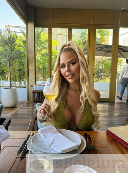 Yana Daems @yanadaems OnlyFans model picture met groene top die haar decolleté laat zien
