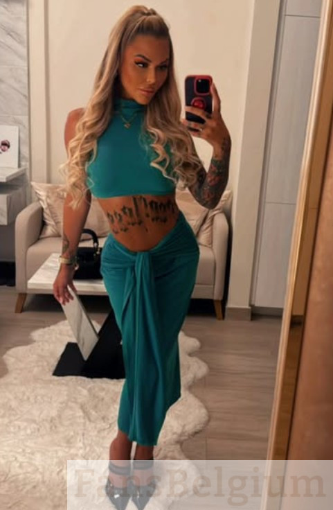Yana Daems @yanadaems OnlyFans model picture met sexy elegante kleren