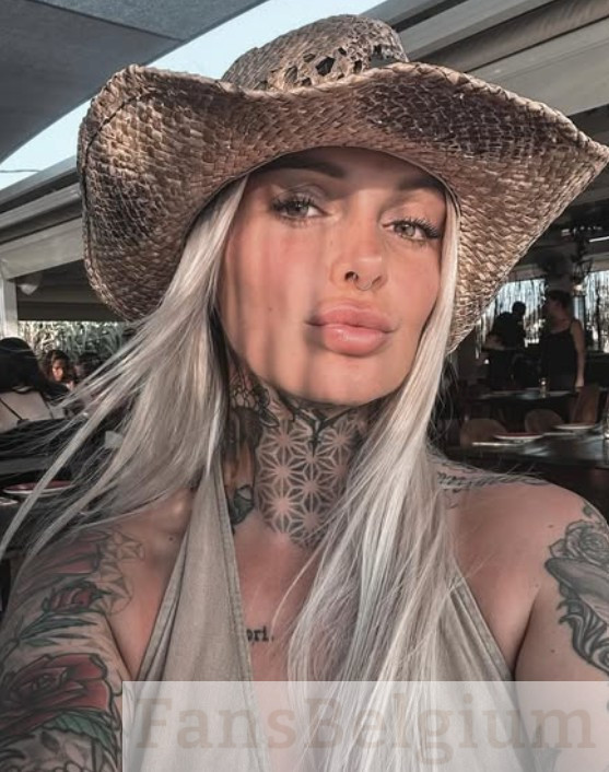 Pommeline Tillière @pommelinetilliere foto van het OnlyFans-model dat een selfie maakt