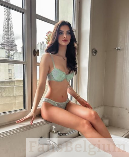Nora Ventriglia @noraventriglia foto van het OnlyFans-model dat sexy ondergoed draagt