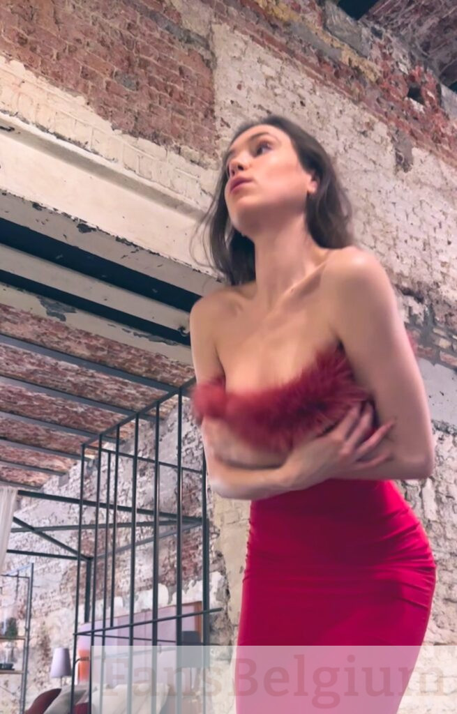 Mistress Evelyn @themrsevelyn OnlyFans model picture wearing rode jurk