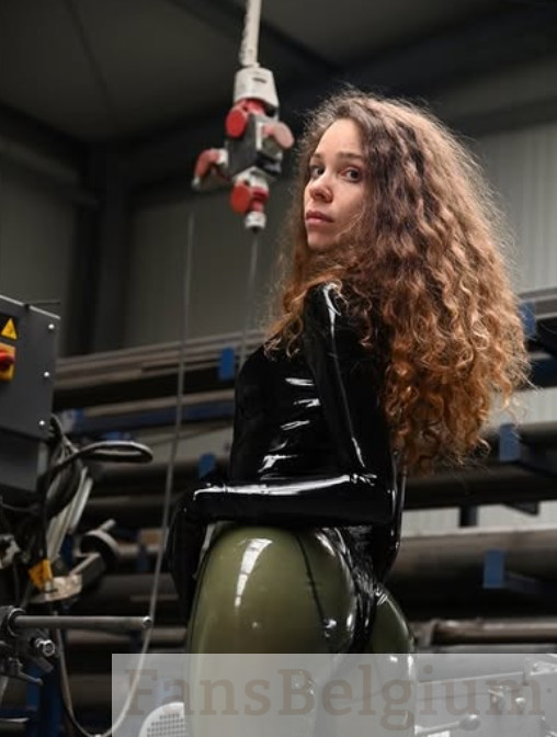 Lizanne Ligatio @lizanne_l OnlyFans modelfoto, gekleed in een zwarte latex top