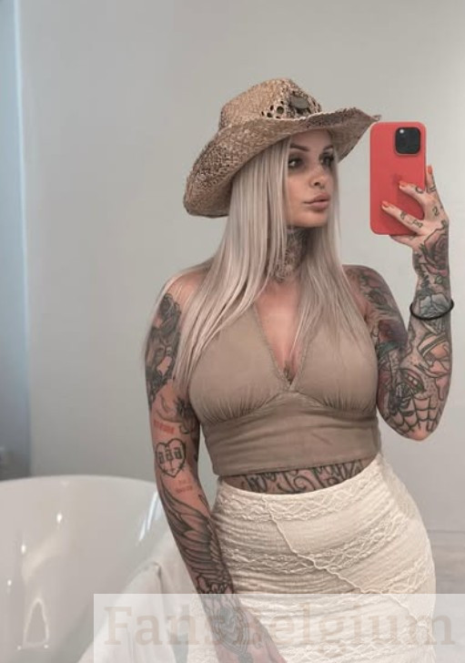 Pommeline Tillière @pommelinetilliere foto van het OnlyFans-model dat een bruin sexy top draagt