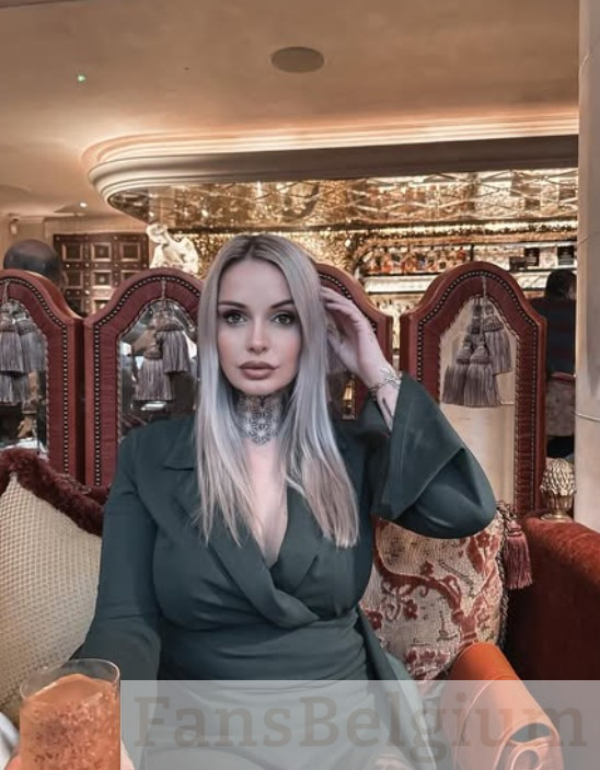 Pommeline Tillière @pommelinetilliere foto van het OnlyFans-model dat een zwarte jurk draagt