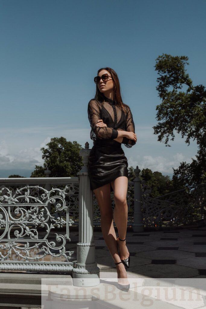 Mistress Evelyn @themrsevelyn OnlyFans model picture wearing zwarte strakke jurk