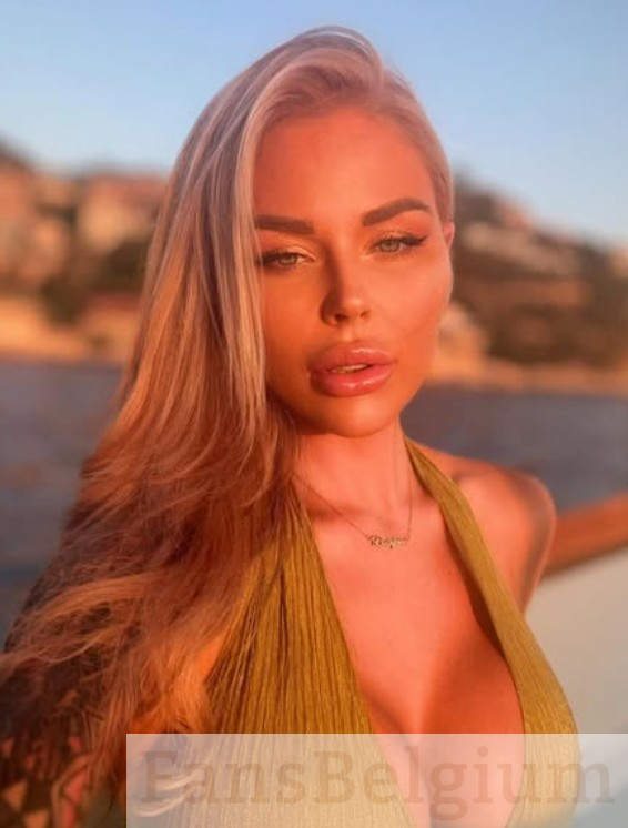Yana Daems @yanadaems OnlyFans model picture met groene bikini bh