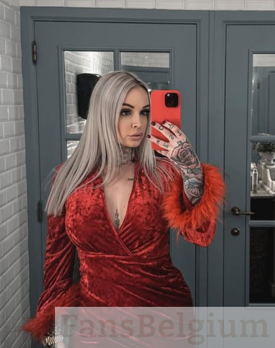 Pommeline Tillière @pommelinetilliere foto van het OnlyFans-model dat een rode sexy jurk draagt