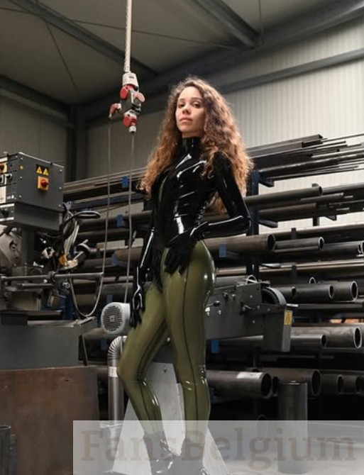 Lizanne Ligatio @lizanne_l OnlyFans model picture in een zwarte latex top